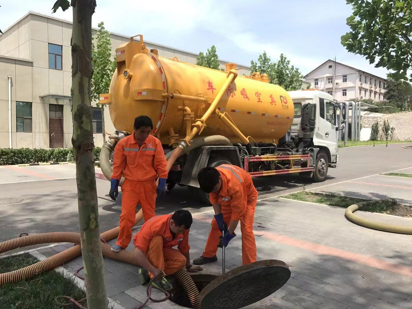 泸定化粪池清理与5-8吨吸粪车施工效率分析